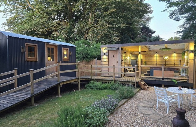 Rustic 1BD Hut Retreat with Hot Tub and Countryside