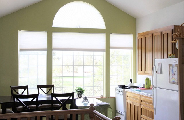 Rustic 3 Bedroom Loft with Views of Surrounding Countryside for Up to 10 People