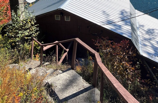Rustic 3 season classic 1960s camp on gorgeous Vermont lake. Pet friendly.