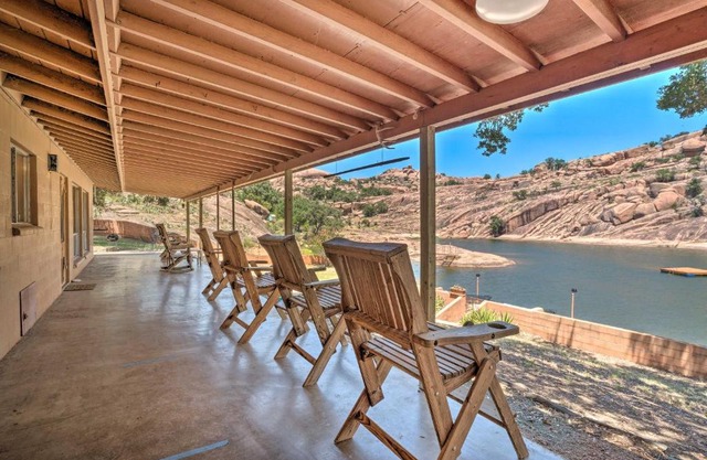 Rustic and Western House on Lake - Swim and Fish!