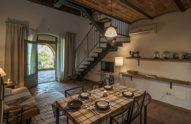 Rustic apartment in the center of Tuscany with pool, wi-fi and on-site dining