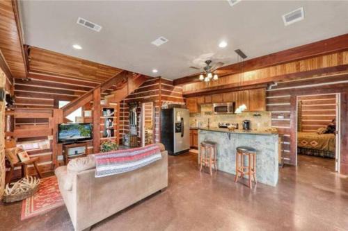 RUSTIC ARMADILLO CABIN with VIEW BY HIDDEN FALL PARK, Fenced yard for Dogs