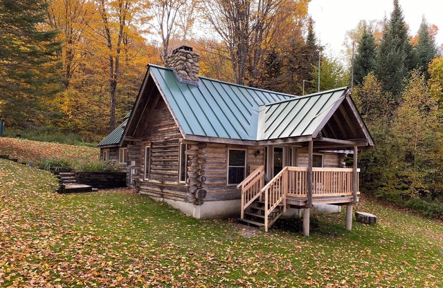 Rustic Authentic Off-grid Log Cabin 15 minutes from Kingdom Trails