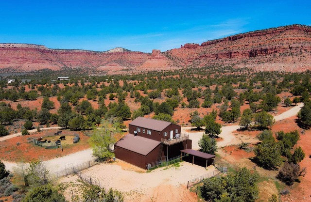 Rustic Barn Loft Near Kanab Red Cliffs | Pet Friendly