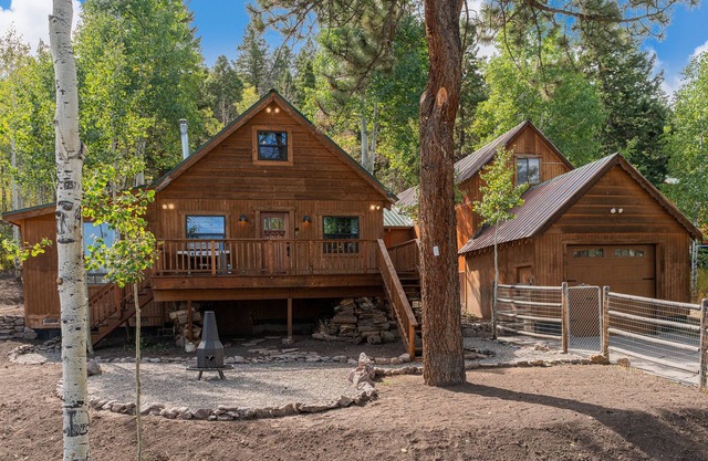 Rustic Cabin, Amazing Views of the Mountains, with sled hill - STR 2022-092