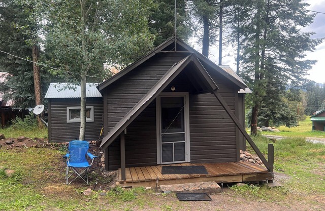 Rustic cabin in the mountains. Great views, easy access, convenient