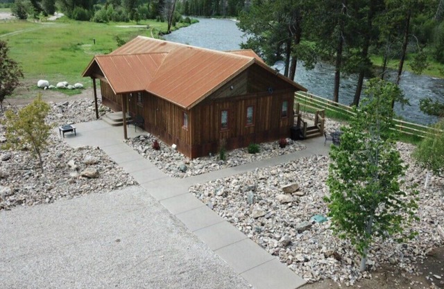 Rustic Cabin is a beautiful cabin, right on Rock Creek!