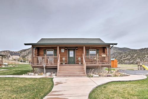 Rustic Cabin Near Palisade State Park with Deck!