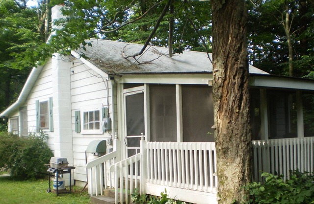 Rustic Cabin Promised Land State Park, Poconos- Walking Distance To Both Lakes