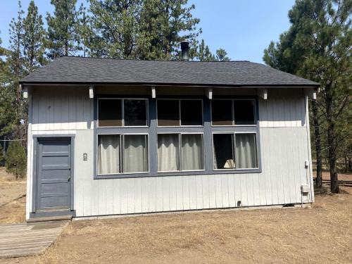 Rustic Cabin Rental near Hoodoo Ski Area and the Deschutes River in Sisters, Oregon