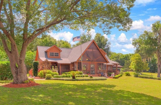 Rustic Cabin Retreat in the Antiques Room at the Cabin On The Lake!