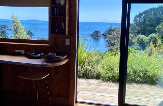 Rustic cabin, sea views, deck, bbq, kayak/SUP, wifi, 2 mins walk to beach, pets