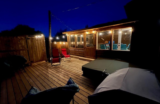 Rustic Cabin with all the amenities, including the hot tub!