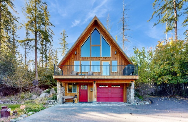 Rustic charm w/modern amenities, an expansive back patio, mountain views