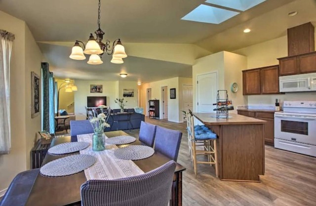 Rustic‑Chic 4 BR Farmhouse 22 Acres Near Wineries, Eugene & Crater Lake