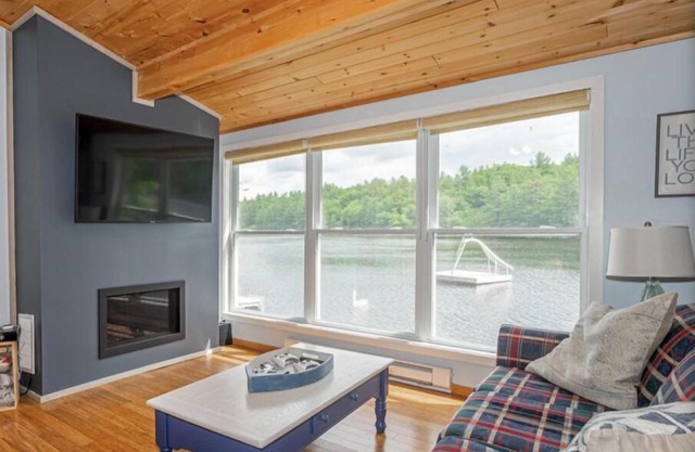Rustic cottage in the Muskokas! Rare lakeside 4 BR, with dock, wifi + AC