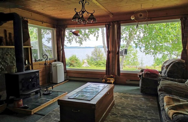 Rustic Cottage on Lake Baskatong in Quebec