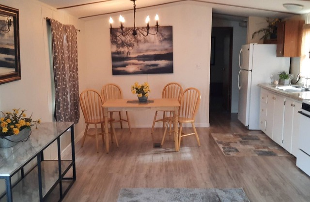 Rustic Country with contemporary flair. Quiet! 2 queens, 1 single, full kitchen.