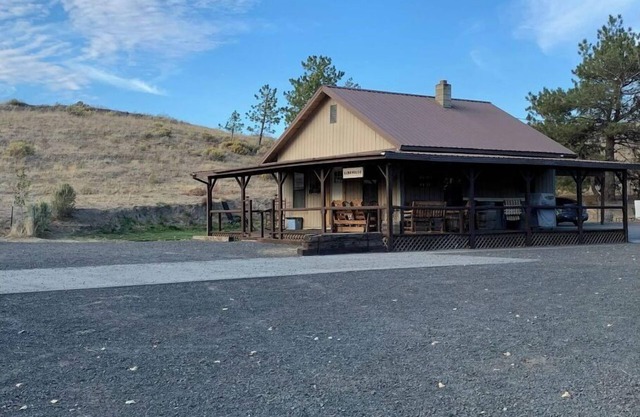 Rustic Cowboy Bunkhouse 🤠
