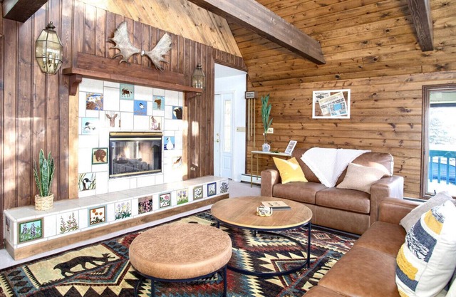 Rustic Cozy Moose Chateau w/4b3b Center Located