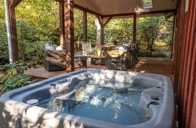 Rustic Creekside Cottage - High Speed internet.