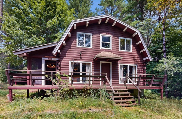 Rustic, dog-friendly cabin with deck, screened porch.