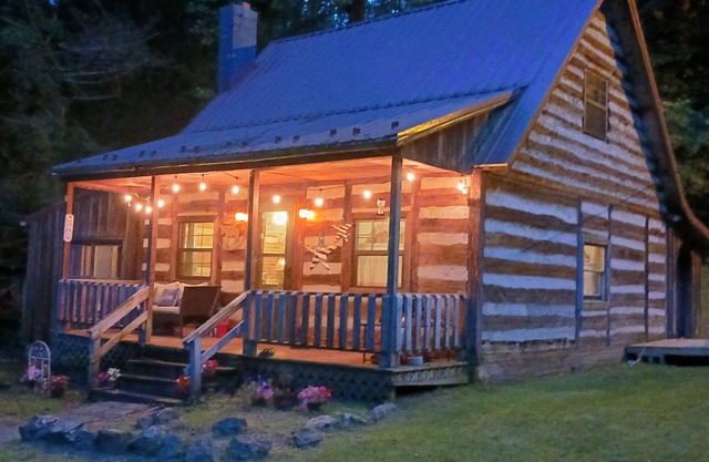 Rustic, Fall, fireplace @ 1800s Rustc Log Cabin WIFI TV, Sleeps 8 Discounts
