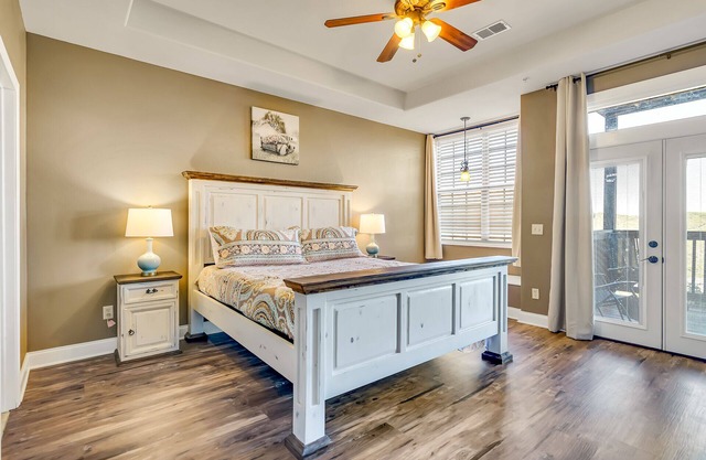 Rustic Fields-WALK IN, Lake views, Sleeps 9, Pools, next to Silver Dollar City