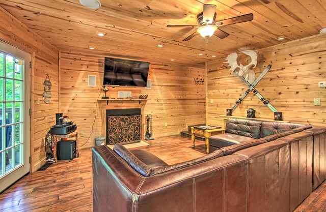 Rustic Gatlinburg Chalet w/Hot Tub: 2 Mi to Town