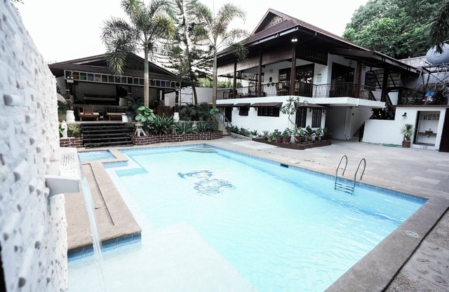 Rustic getaway near Tagaytay City with Pool