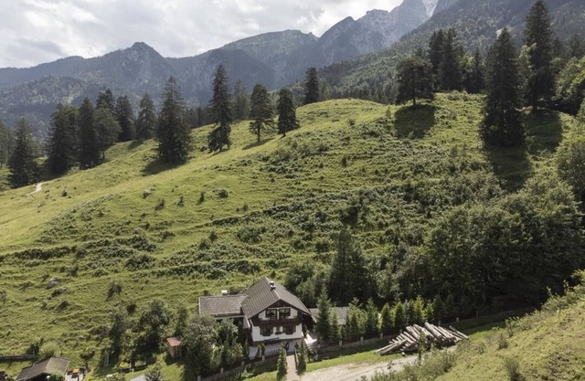 Rustic holiday home "Jägerlodge" in Grainau
