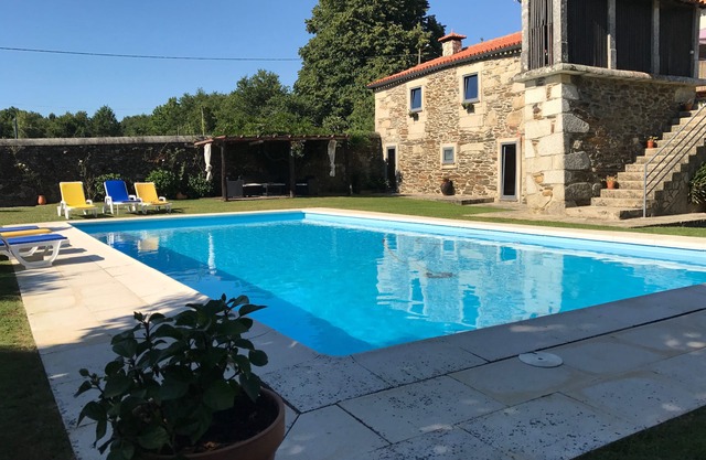 Rustic house for 8, with private swimming pool. Last weeks available w/discount