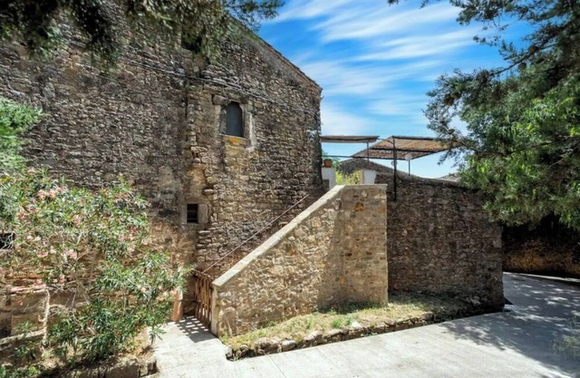 Rustic house in a private estate in Vilopriu. Pool