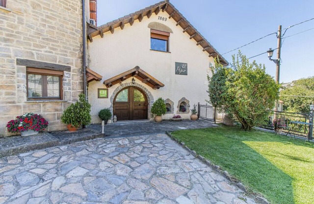 Rustic House in the Pyrenees, ideal for families
