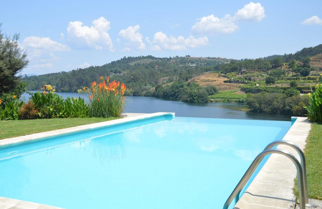 Rustic House, Infinity Pool, Kayak, Paddle, Total Privacy (35 min OPORTO)