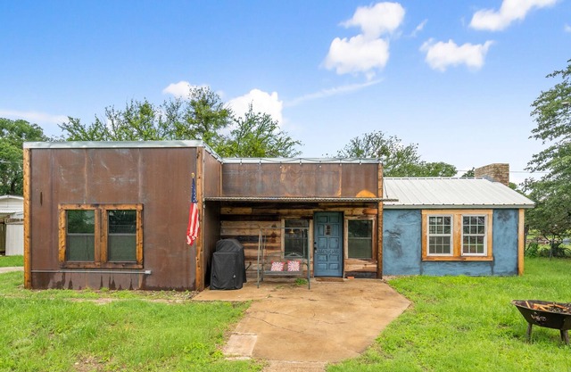 Rustic Lake Brownwood “Boat House”