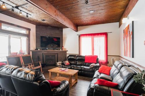 Rustic Lakefront Chalet on Lac Simon Private Spa