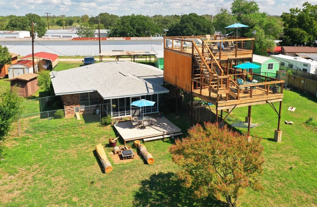 Rustic Lakehouse | 2 Story Outdoor Bar + Fire Pit + Smoker | Relax & Unwind