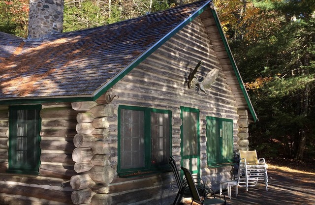 Rustic Lakeside Cabin With Modern Conveniences.