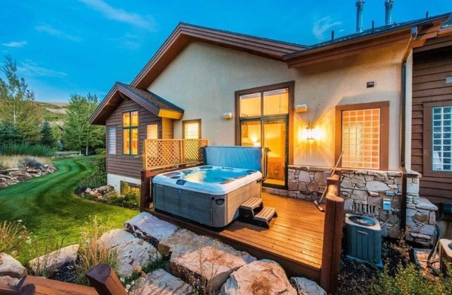 Rustic Luxury - Prime Townhome w/Mountain Views