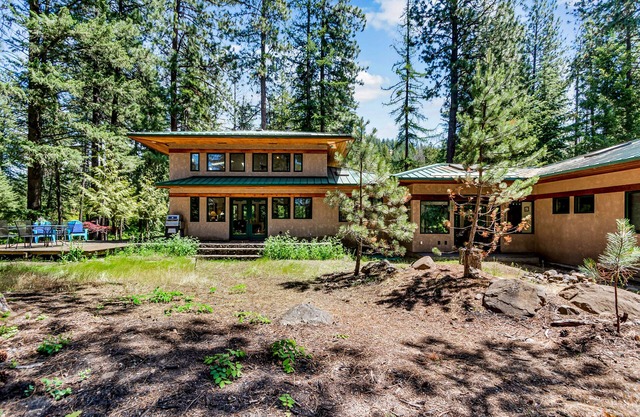 Rustic-modern home in forest overlooking Lake Coeur d’Alene with W/D & AC