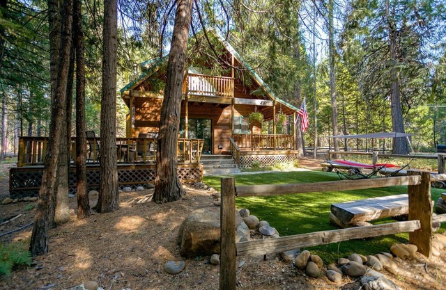 Rustic Mountain Cabin - 9 Miles to Lassen Park-EV Charging