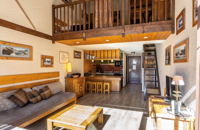 Rustic Mountain-Style Duplex with Large South-Facing Terrace near Val-d'Isère Village