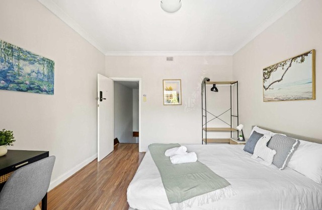 Rustic Queen Room in Glebe - Next to USYD - Shared Bathroom