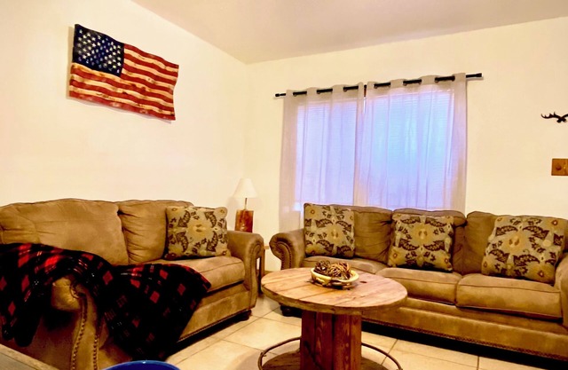 Rustic Retreat Cozy 2BR Fast Wi-Fi, Private Yard, Fully Stocked!