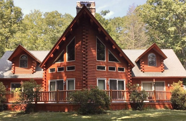 Rustic, Romantic, & Spacious Log Chalet for the Family