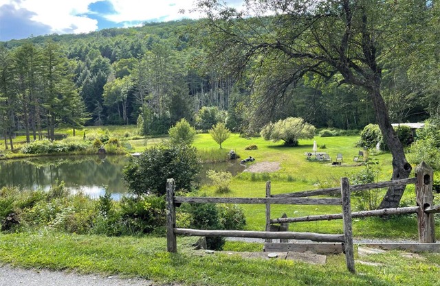Rustic, secluded lodge with fishing ponds and hiking trails in charming Fairlee