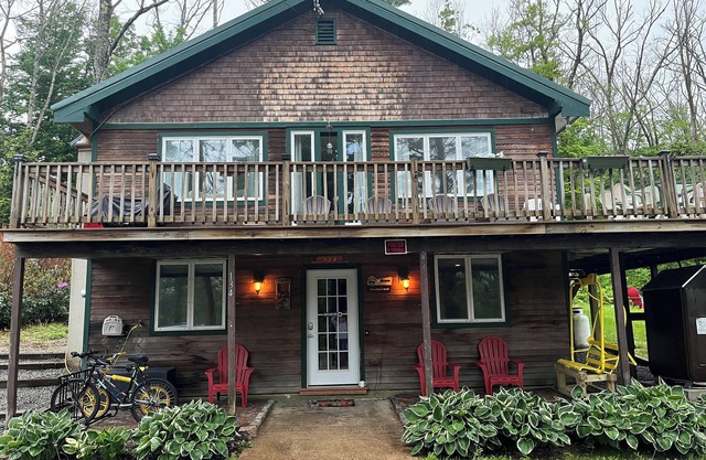 Rustic ski chalet in the heart of North Conway off West Side Road