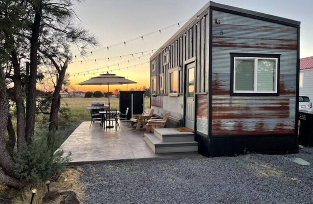 Rustic Tiny House in Lakeside