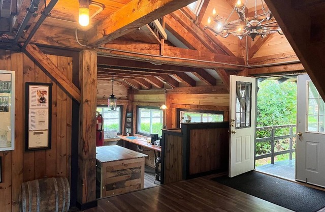 Rustic Vermont Mountain Lodge Retreat/Fall & Winter Exclusive